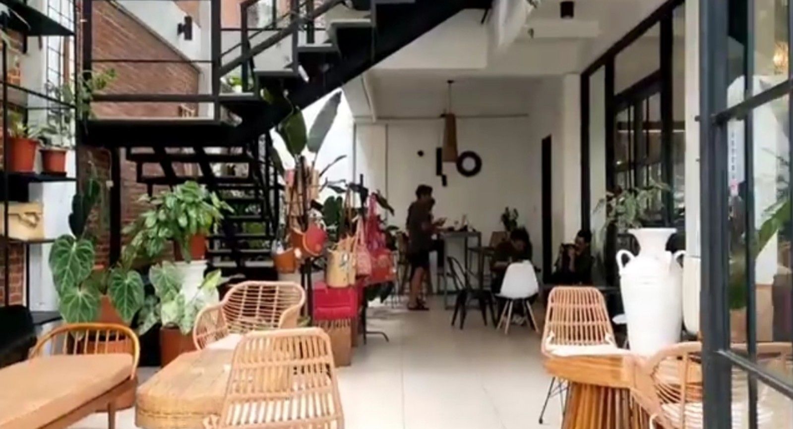 Ayoola Coffee, resto dan cafe cozy Instagramable di Bintaro tangerang Selatan Banten/tangkapan layar youtube/Edivayunda Channel 