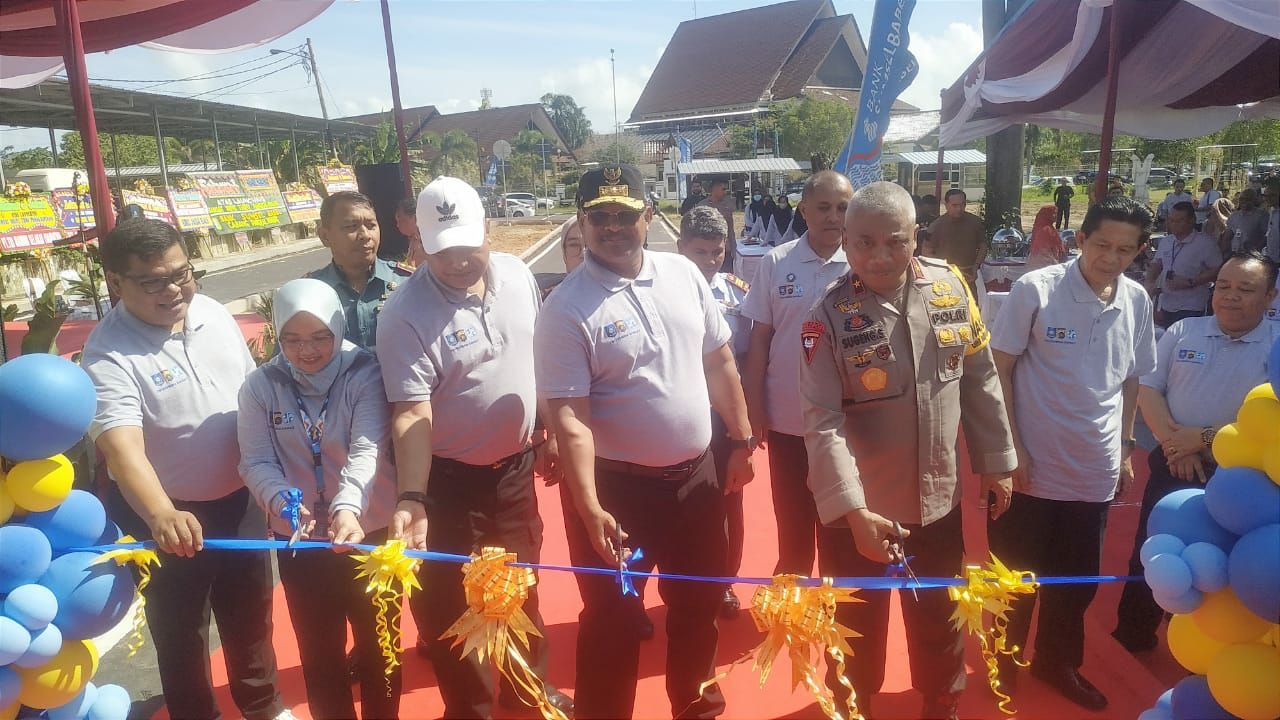 Pemotongan pita oleh Pj Gubernur Babel dan Forkopimda tanda diresmikannya Samsat Drive Thru Pemerintah Provinsi Kepulauan Bangka Belitung. 