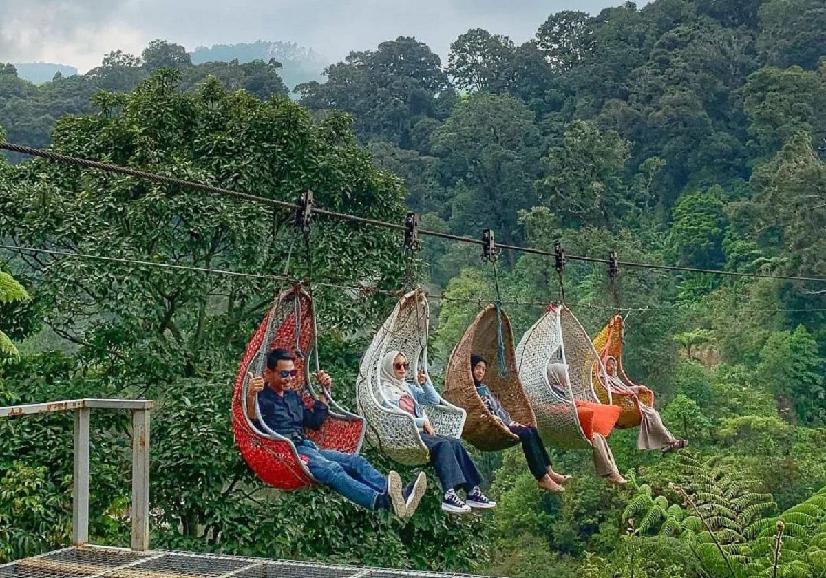 Wahana keranjang sultan bergelantung di kawat baja membawa kita pergi ke pemandangan alam yang sangat indah di tempat wisata Glamping Lakeside Rancabali Bandung.*/Instagram/ glamping_lakesiderancabali
