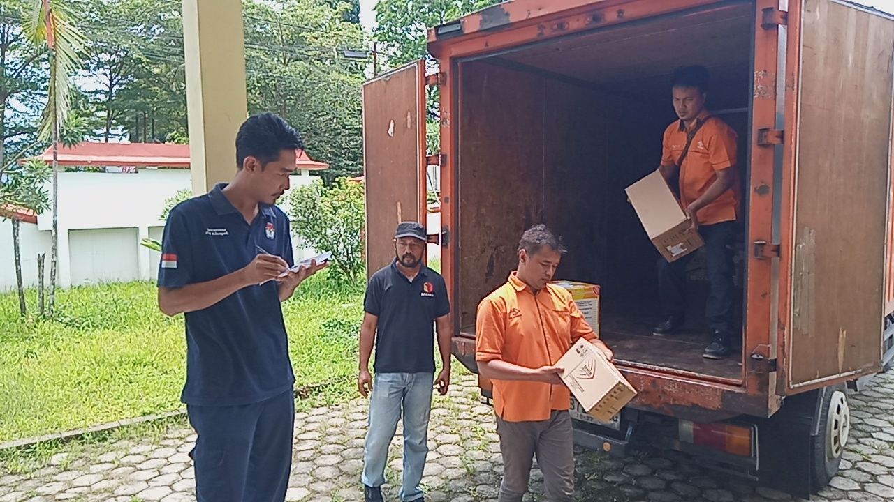 KPU Banjarnegara Distribusikan Logistik Luar Kotak Suara Pemilu 2024, Ini yang Dilakukan Anggota Panwaslu Purwareja Klampok
