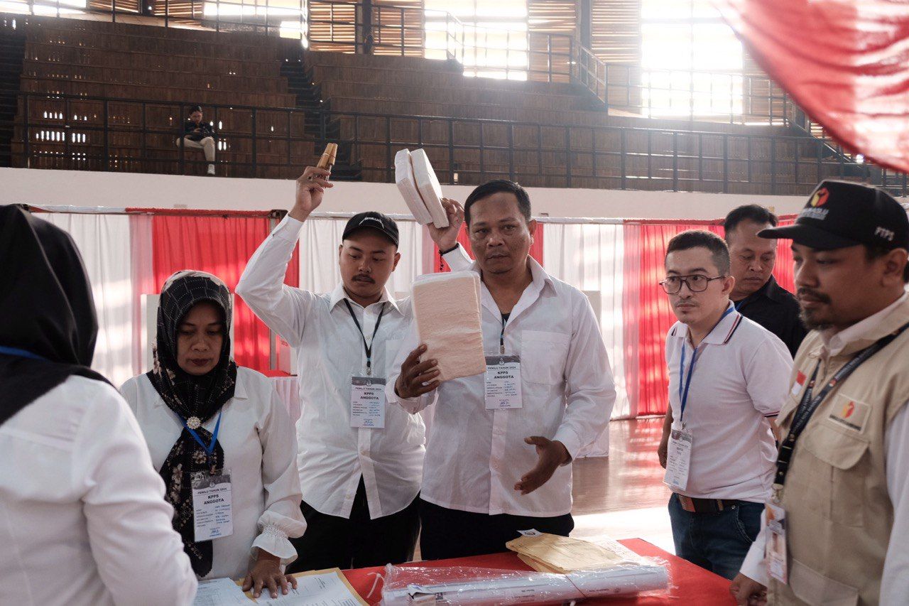 Komisi Pemilihan Umum (KPU) Kota Bandung menggelar simulasi pemungutan dan perhitungan suara serta penggunaan SIREKAP dalam rangka persiapan Pemilu serentak 2024 di GOR Saparua, Selasa 30 Januari 2024
