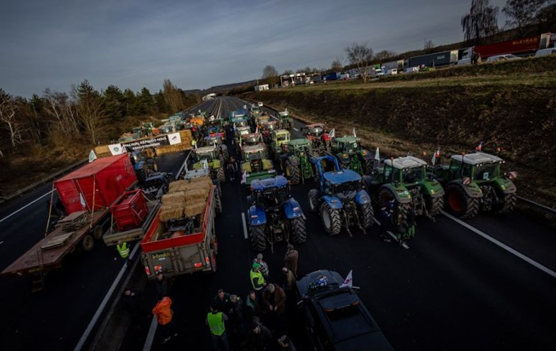 Petani Prancis memblokir jalan raya dengan traktor-traktor mereka saat unjuk rasa di Longvilliers, dekat Paris, Prancis.