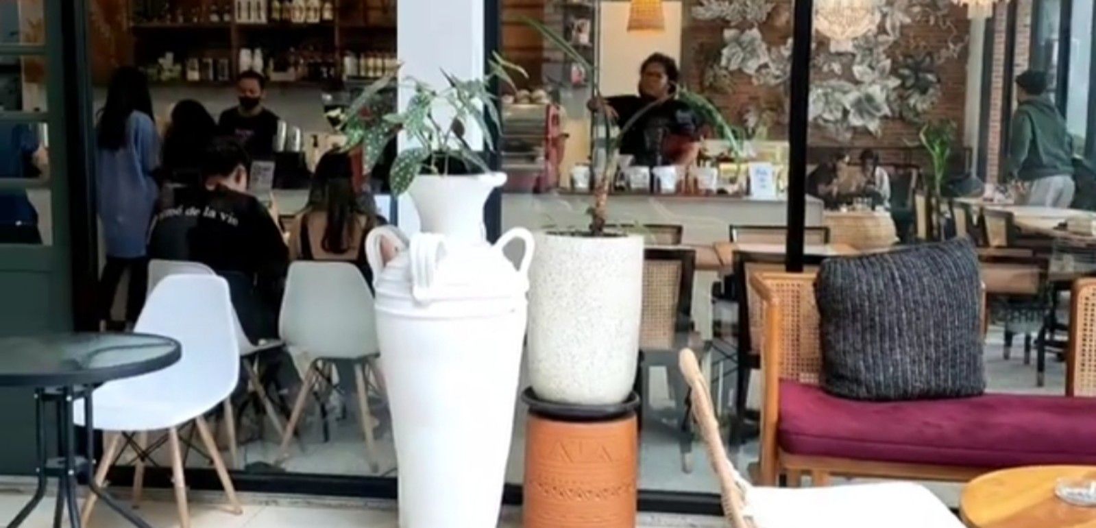 Ayoola Coffee, resto dan cafe cozy Instagramable di Bintaro tangerang Selatan Banten/tangkapan layar youtube/Edivayunda Channel 