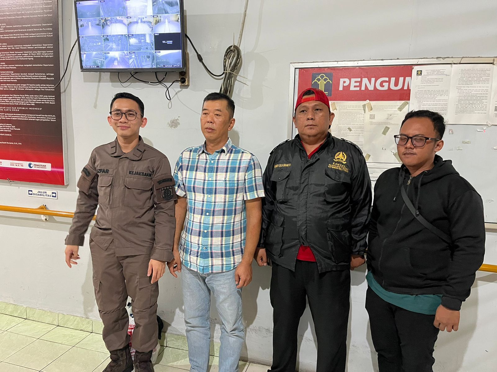 Tersangka TT diamankan Tim Penyidik Jampidsus Kejagung RI terkait pengusutan perkara pertambangan di Bangka Belitung. 