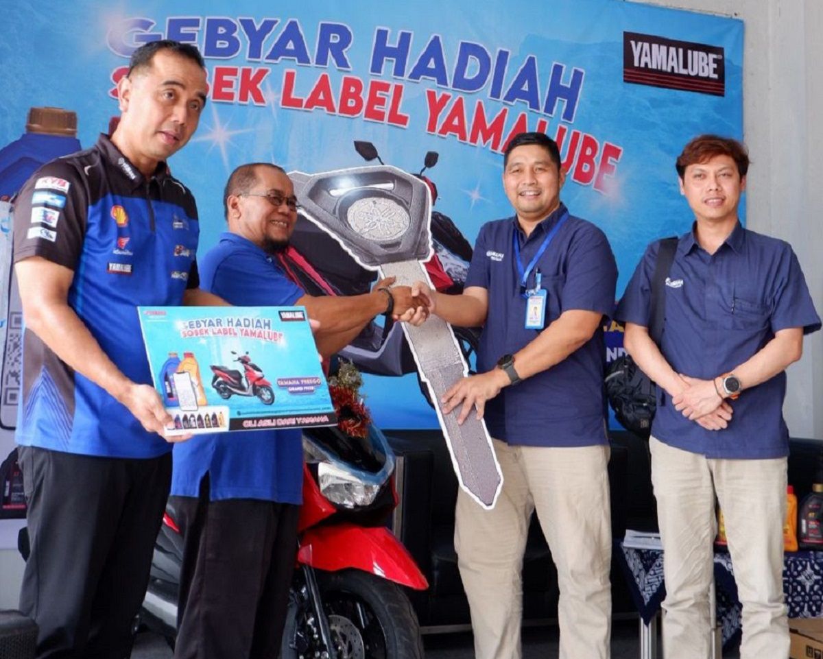 Chief DDS 3 Yogyakarta, Roberto Pasaribu, menyerahkan hadiah motor Yamaha Freego 125 kepada Suparyana, pemenang program Gebyar Hadiah Sobek Label Yamalube