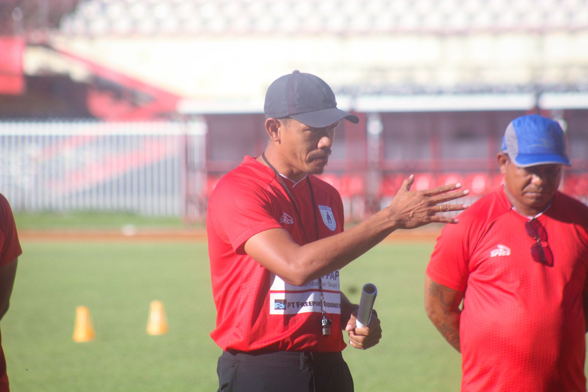 Arahan pelatih kepala Persipura Jayapura, Ricardo Salampessy pada sesi latihan (persiapan) timnya di Stadion Mandala, Selasa 30 Januari 2024 pagi tadi (Portal Papua) Silas Ramandey