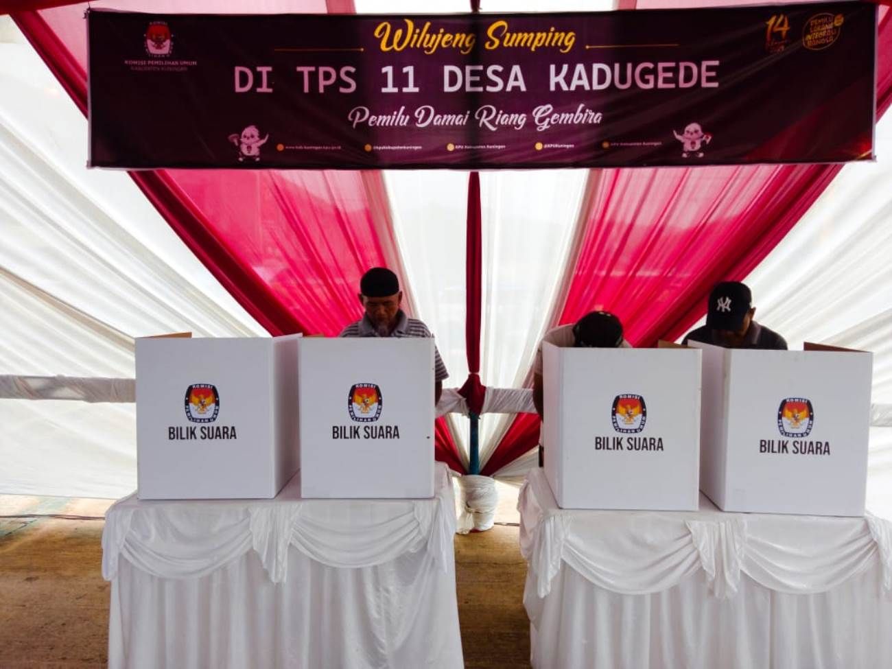 Komisi Pemilihan Umum (KPU) Kabupaten Kuningan, Jawa Barat, menggelar Simulasi Pemungutan dan Penghitungan Suara untuk Pemilu 2024, di alun-alun Desa/Kecamatan Kadugede, Selasa 30 Januari 2024.*
