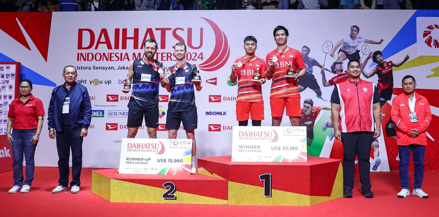 Pemenang Turnamen Daihatsu Indonesia Masters 2024, kategori Ganda Putra, Leo Rolly Carnando dan Daniel Marthin dan Marketing Director ADM, Sri Agung Handayani (kiri).* 