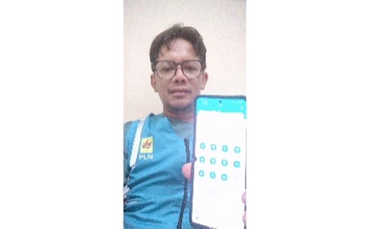 Assistant Manager Jaringan PLN UP3 Garut Said Haryadi menunjukan aplikasi PLN mobile. /Ist
