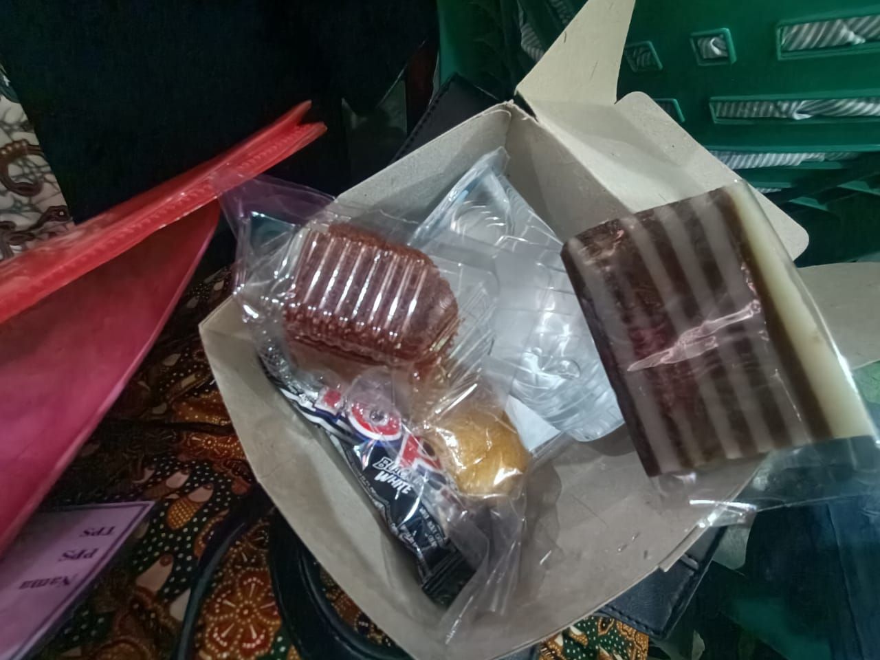 Snack atau makanan ringan yang diberikan oleh panitia acara Bimtek KPPS Kecamatan Luhak Nan Duo