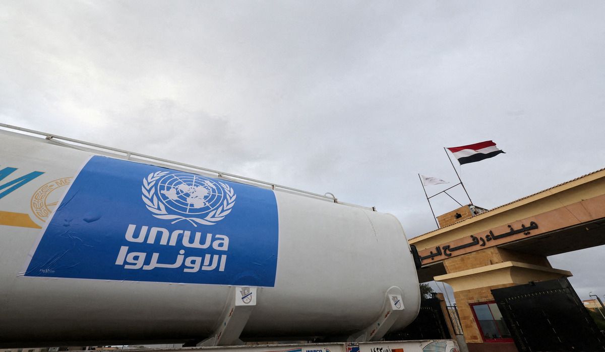 Sebuah truk, bertanda logo Badan Bantuan dan Pekerjaan PBB (UNRWA), menyeberang ke Mesir dari Gaza, di perbatasan Rafah yang melintasi antara Mesir dan Jalur Gaza, selama gencatan senjata sementara antara Hamas dan Israel, di Rafah, Mesir, 27 November , 2023