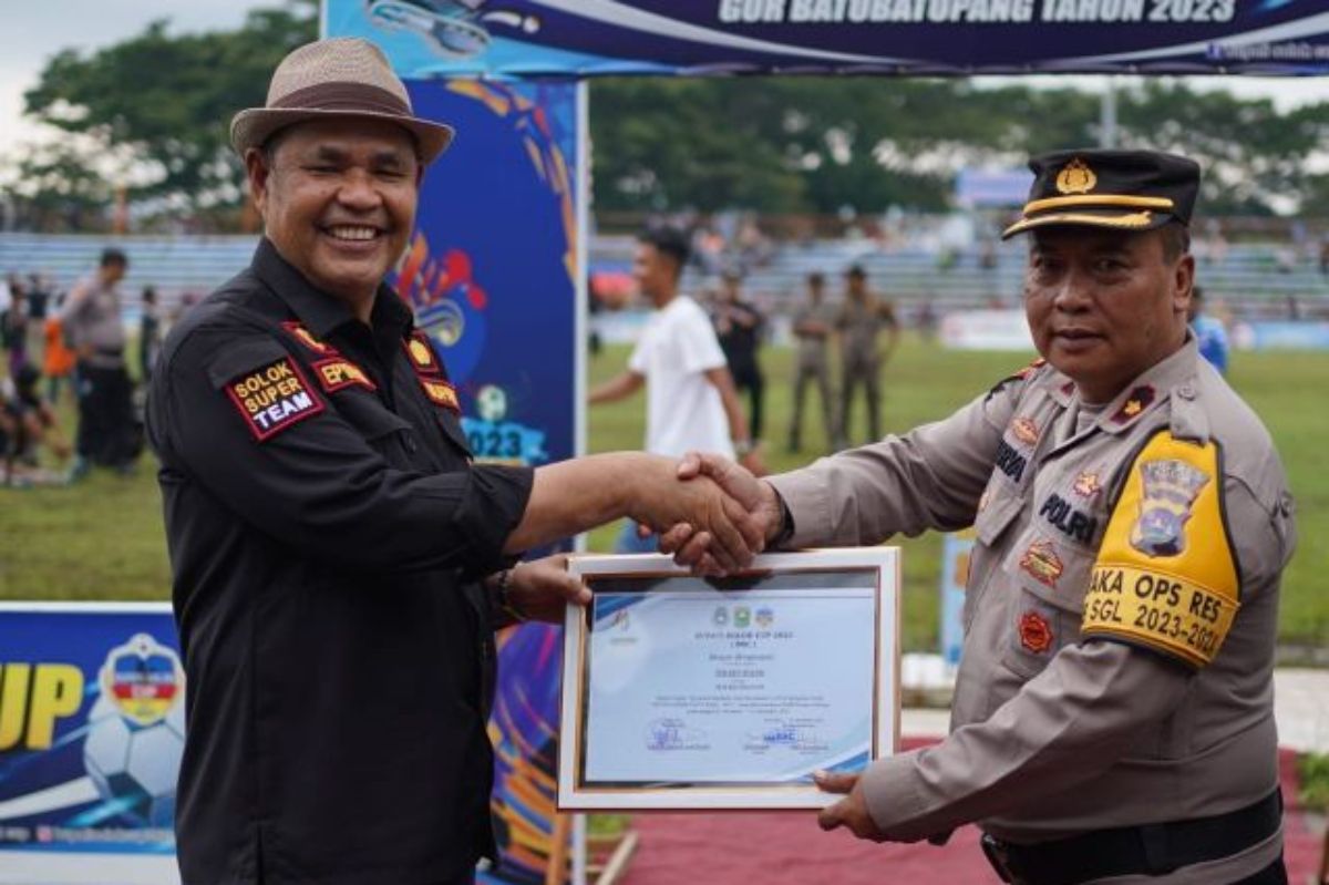 Bupati Solok Epyardi Asda (kiri) saat memberikan piagam penghargaan kepada salah seorang personel Polres Solok, Sumatera Barat, beberapa waktu lalu