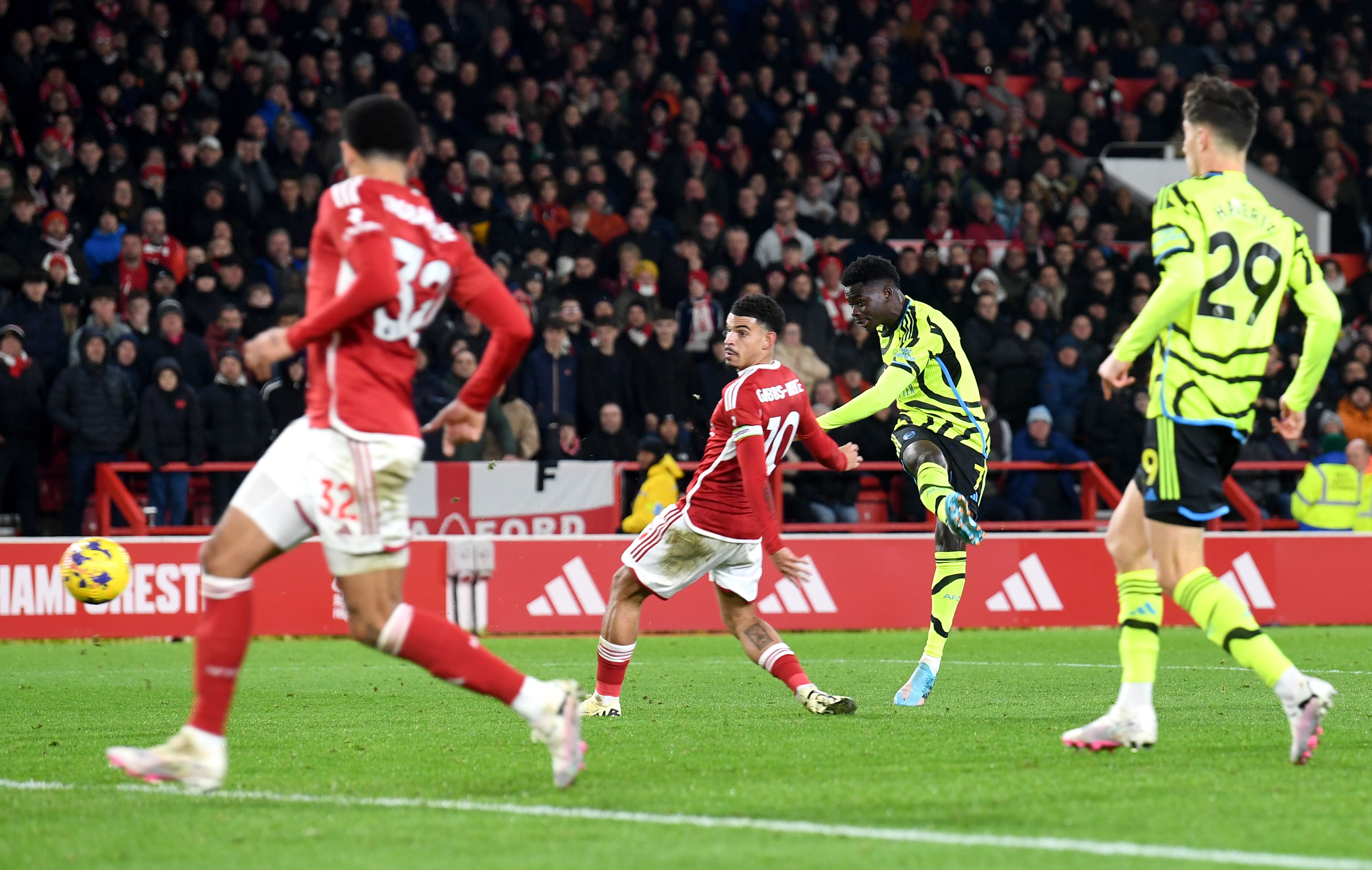 Tendangan keras dan terukur Bukayo Saka sukses memenangkan Arsenal dengan skor 2-1 dari tuan rumah Nottingham Forest.