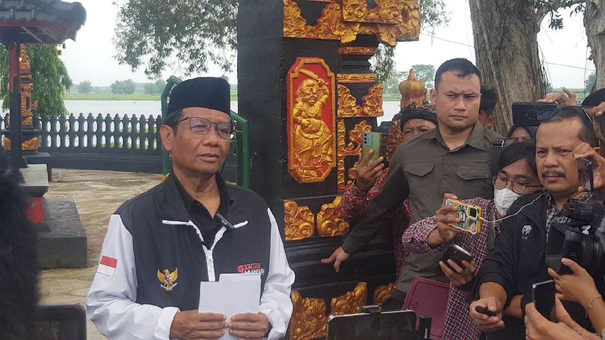 Mahfud MD tampak membawa surat pengunduran dirinya saat berkunjungan ke Pura Ulun Danu, Danau Tirta Gangga, Seputih Banyak, Lampung Tengah