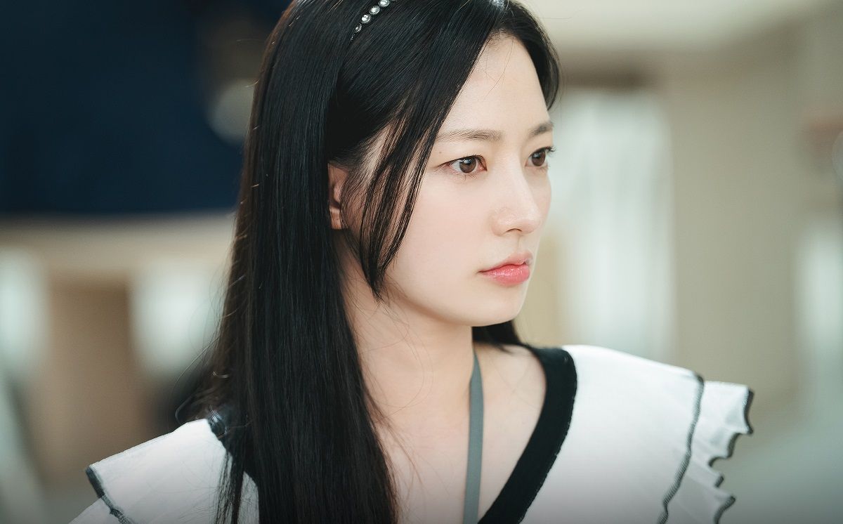 Song Ha Yoon sebagai Soo Min si cewek pick me di drakor Marry My Husband.