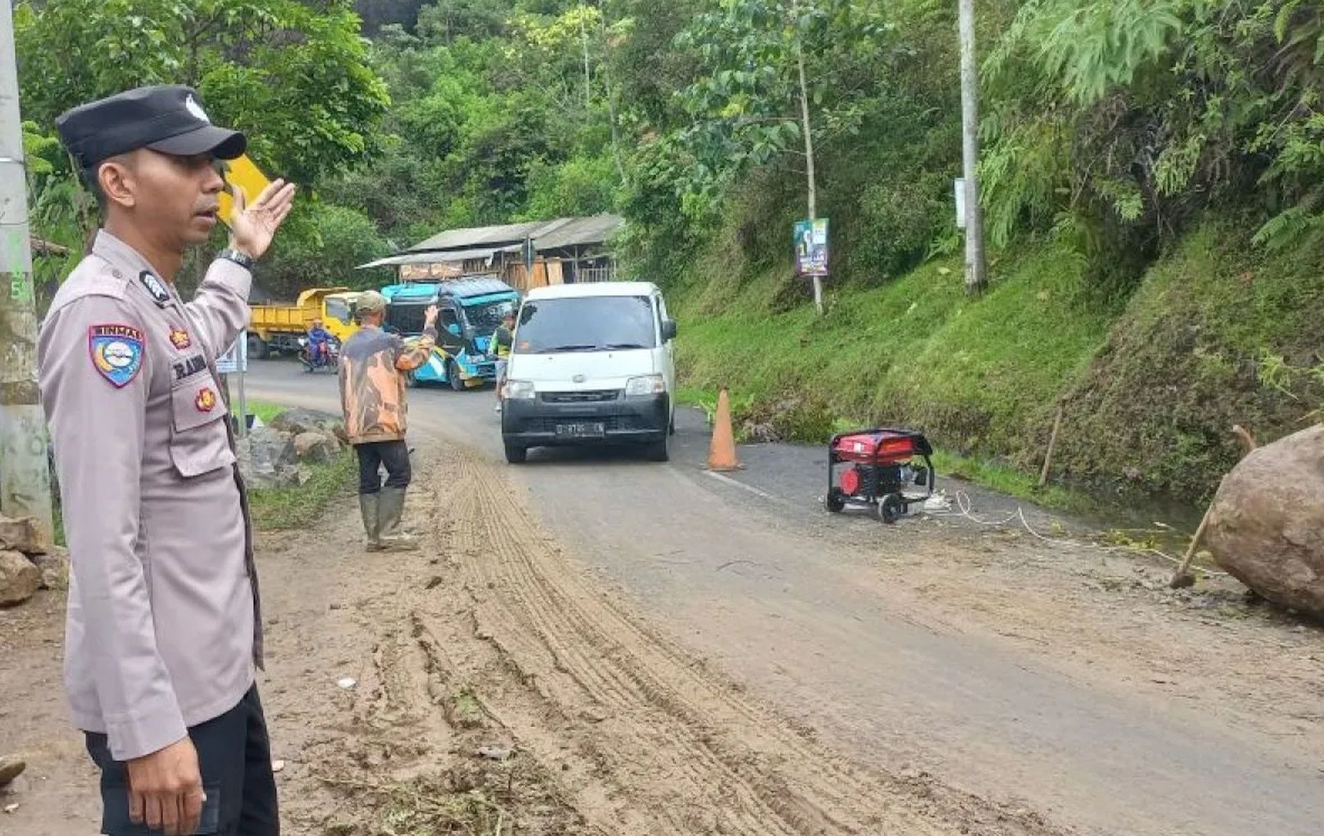 Petugas melakukan pengamanan di jalur yang terdampak bencana tanah longsor wilayah Batu Tumpang, Kecamatan Banjarwangi, Kabupaten Garut, Jawa Barat, Rabu (31/1/2024).
