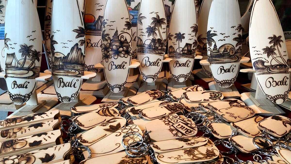 Beberapa oleh-oleh khas Bali yang bisa dibeli di Pasar Seni Kuta