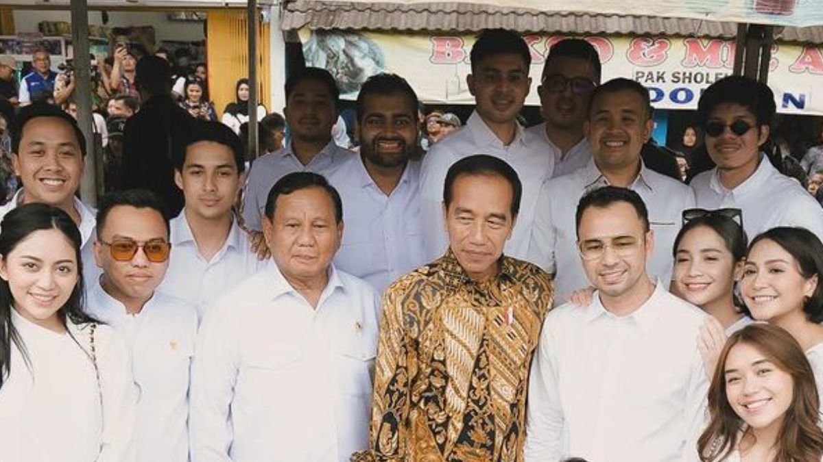 Jokowi berfoto bersama Prabowo dan influencer.
