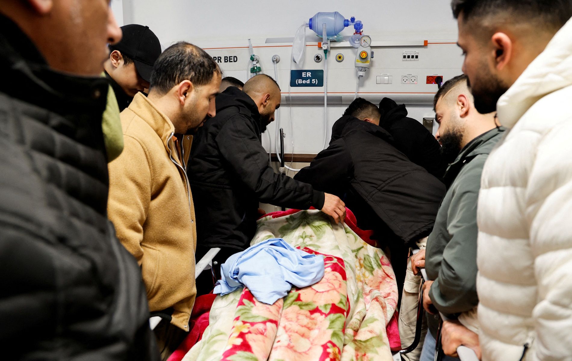Pasukan Israel penjajah menyamar dan membunuh tiga militan Palestina dalam operasi rahasia di sebuah rumah sakit di kota Jenin.