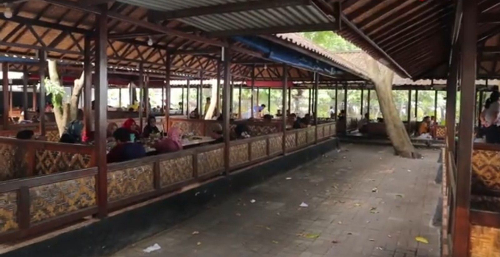 Restoran Hj Kokom di Cipondoh Kota Tangerang Banten/tangkapan layar youtube/Channel Doyan Jalan Jalan 