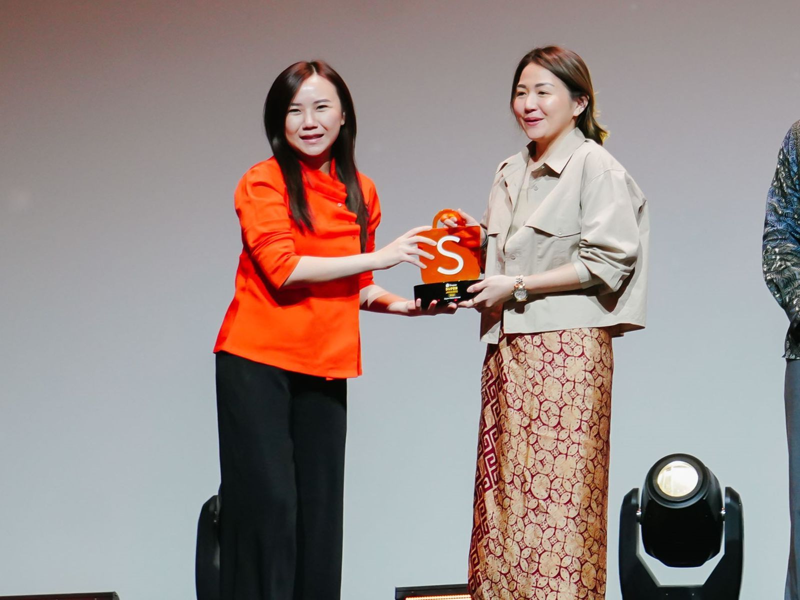 Christin Djuarto, Direktur Eksekutif Shopee Indonesia Memberikan Penghargaan Kategori Super Growing Export UMKM kepada Diana Tan, Pemilik Dushishoes di Shopee.