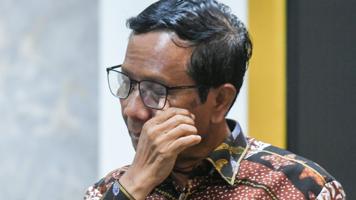 Cawapres nomor urut 3 Mahfud MD usai menyampaikan permohonan pengunduran diri ke Presiden Jokowi.