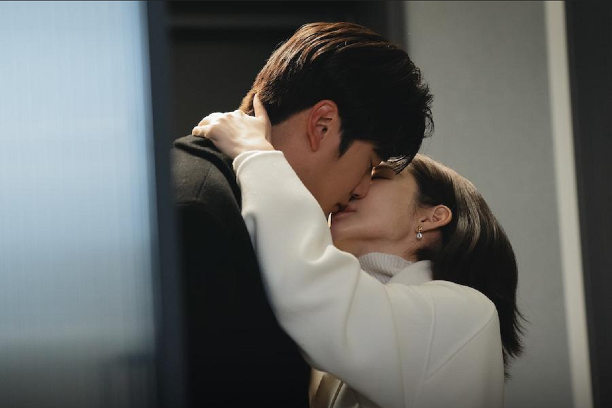 Salah satu adegan drakor Marry My Husband episode 10 yang perlihatkan Na In Woo dan Park Min Young.