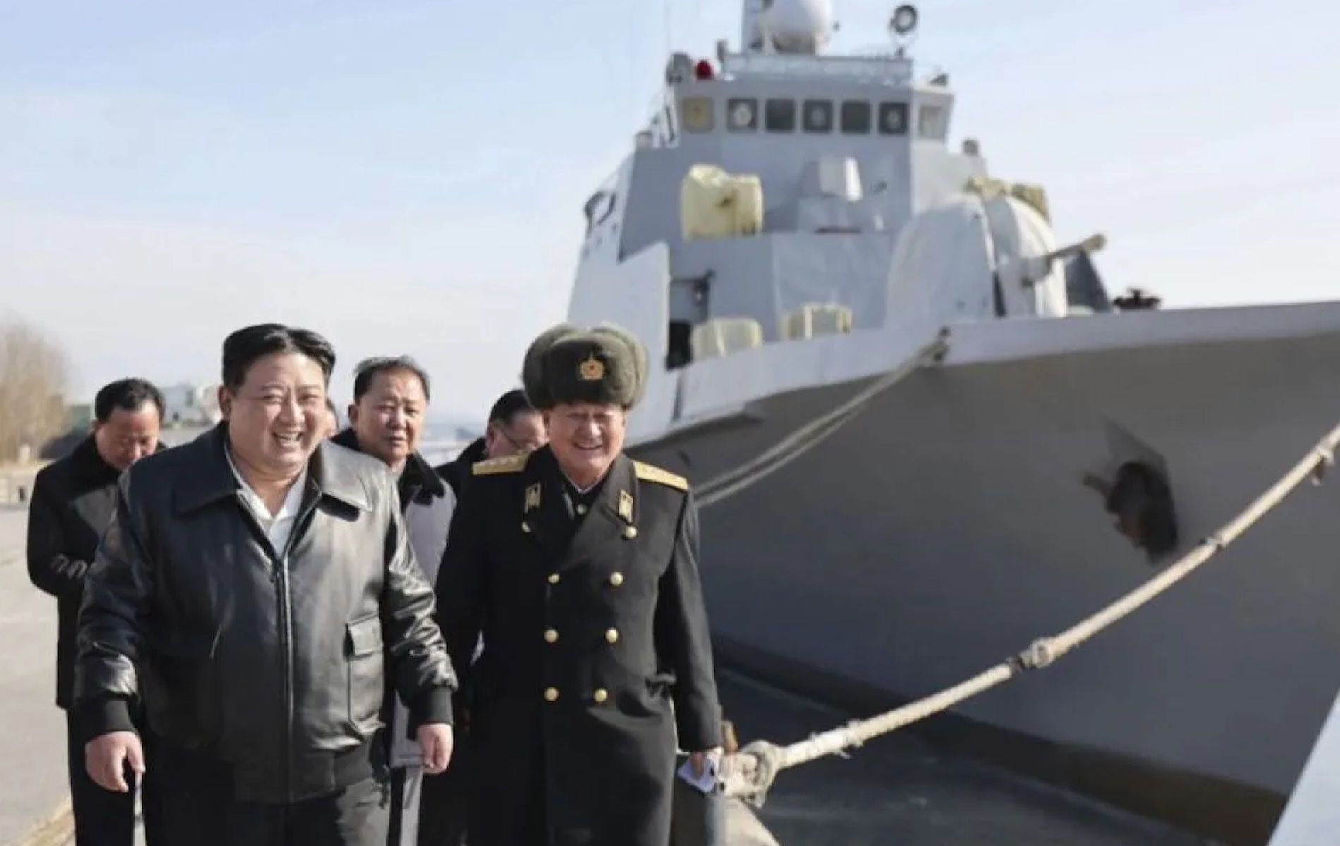 Pemimpin Korea Utara Kim Jong Un (kiri depan) meninjau galangan kapal di Nampo, Korea Utara.