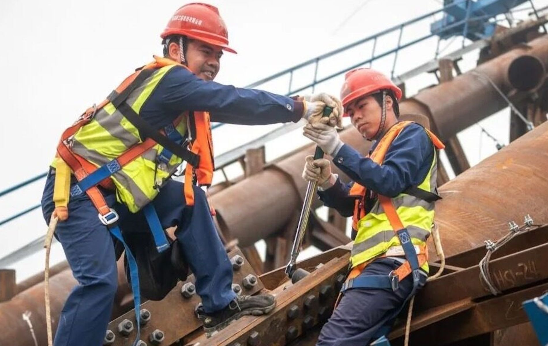 Para pekerja sedang membangun Jembatan Tian'e Longtan di Daerah Otonomi Guangxi Zhuang, China selatan.
