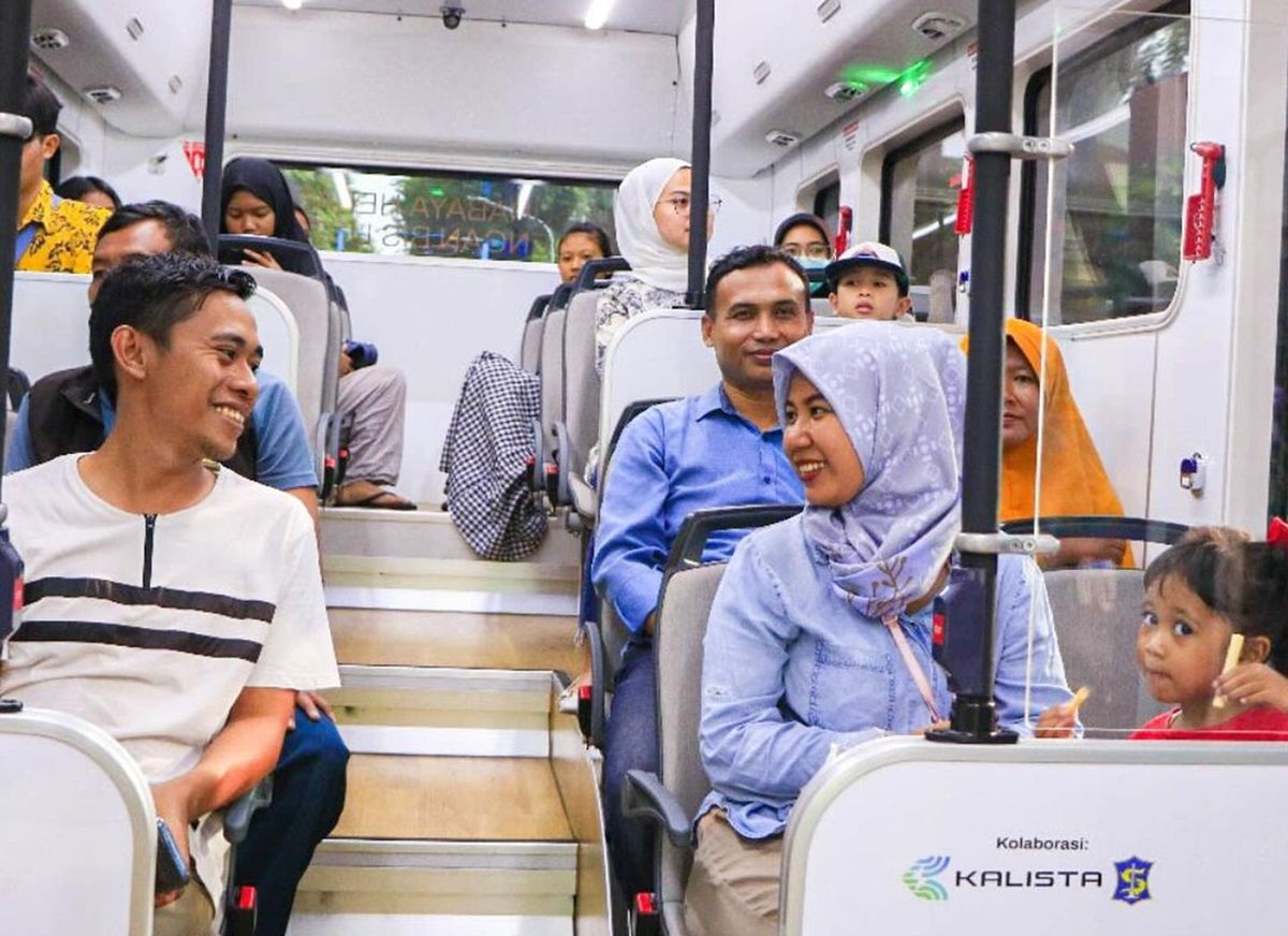 Warga menikmati bus listrik Surabaya