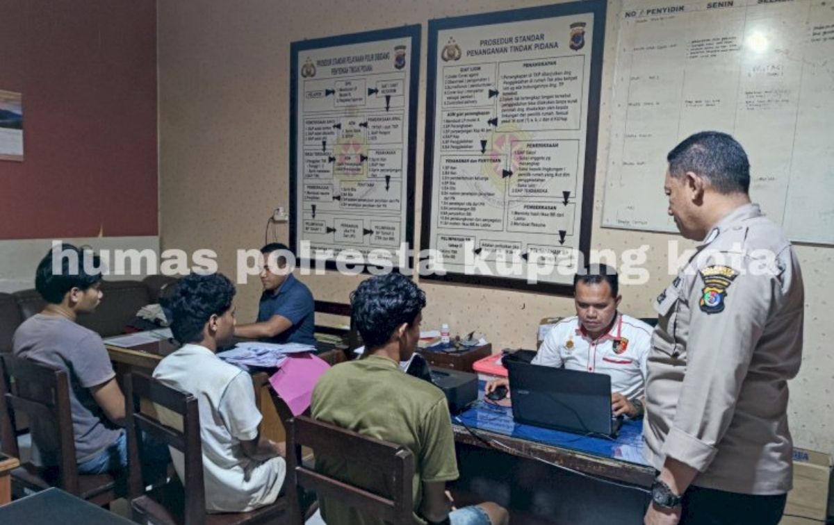 Para saksi saat menjalani pemeriksaan di Polsek Kelapa Lima, Kota Kupang.//