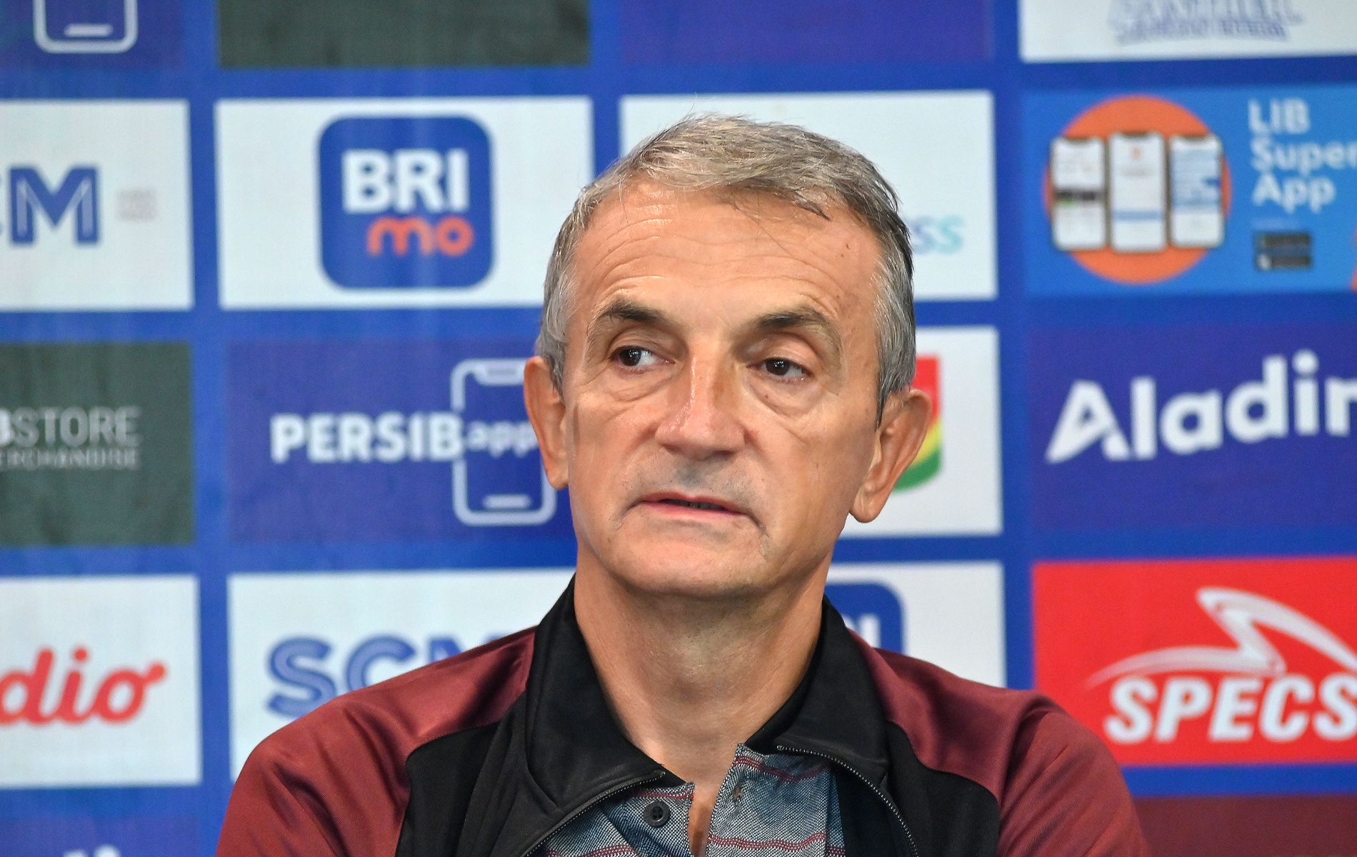 Pelatih Persis Solo Milomir Seslija dalam konferensi pers jelang pertandingan lawan Persib.