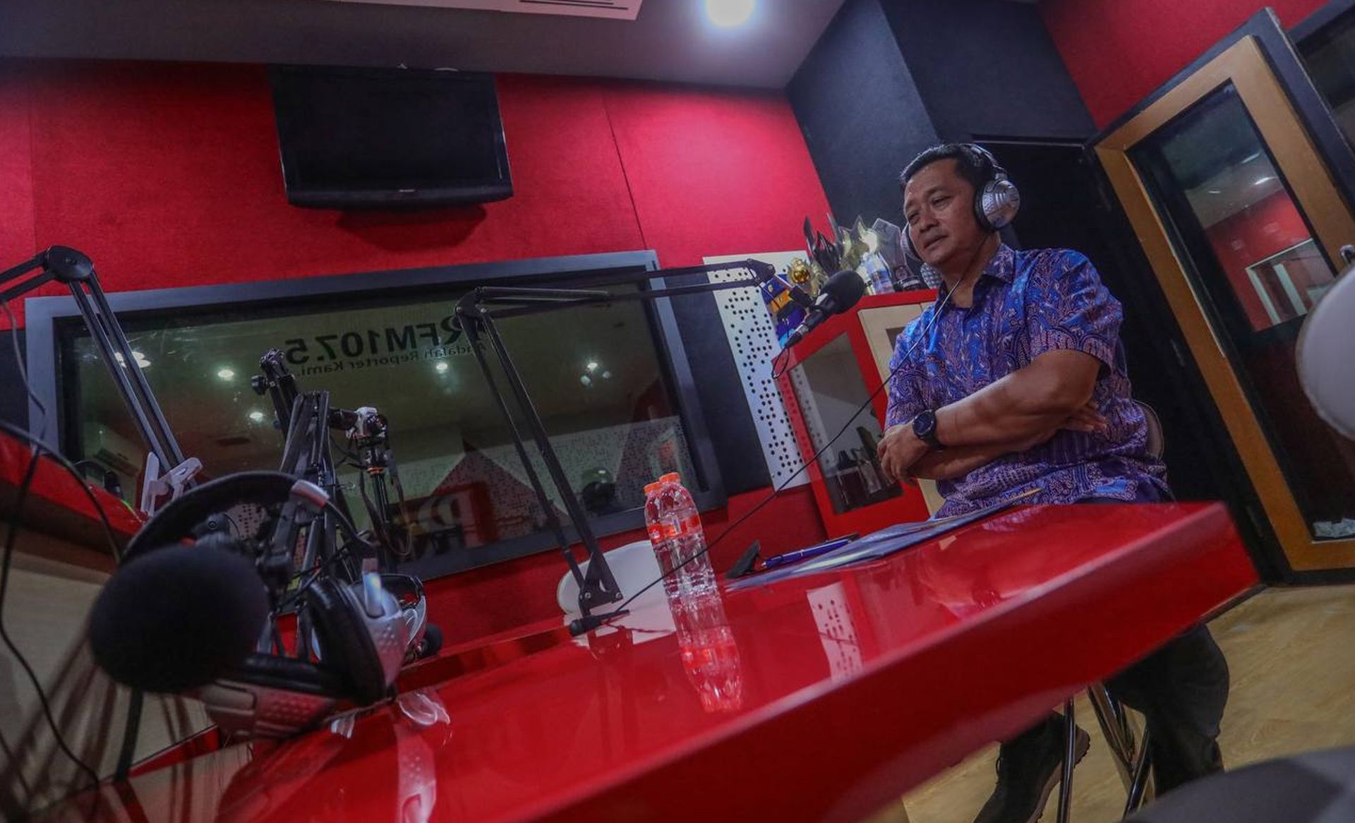 Sekda Kota Bandung Ema Sumarna di Studio Radio PRFM, Jumat 2 Februari 2024