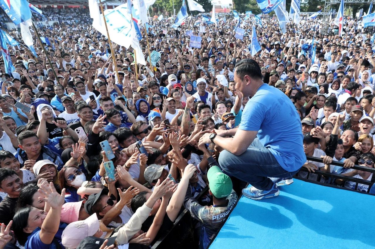 AHY menyapa warga Manado di acara kampanye umum Partai Demokrat Sulawesi Utara