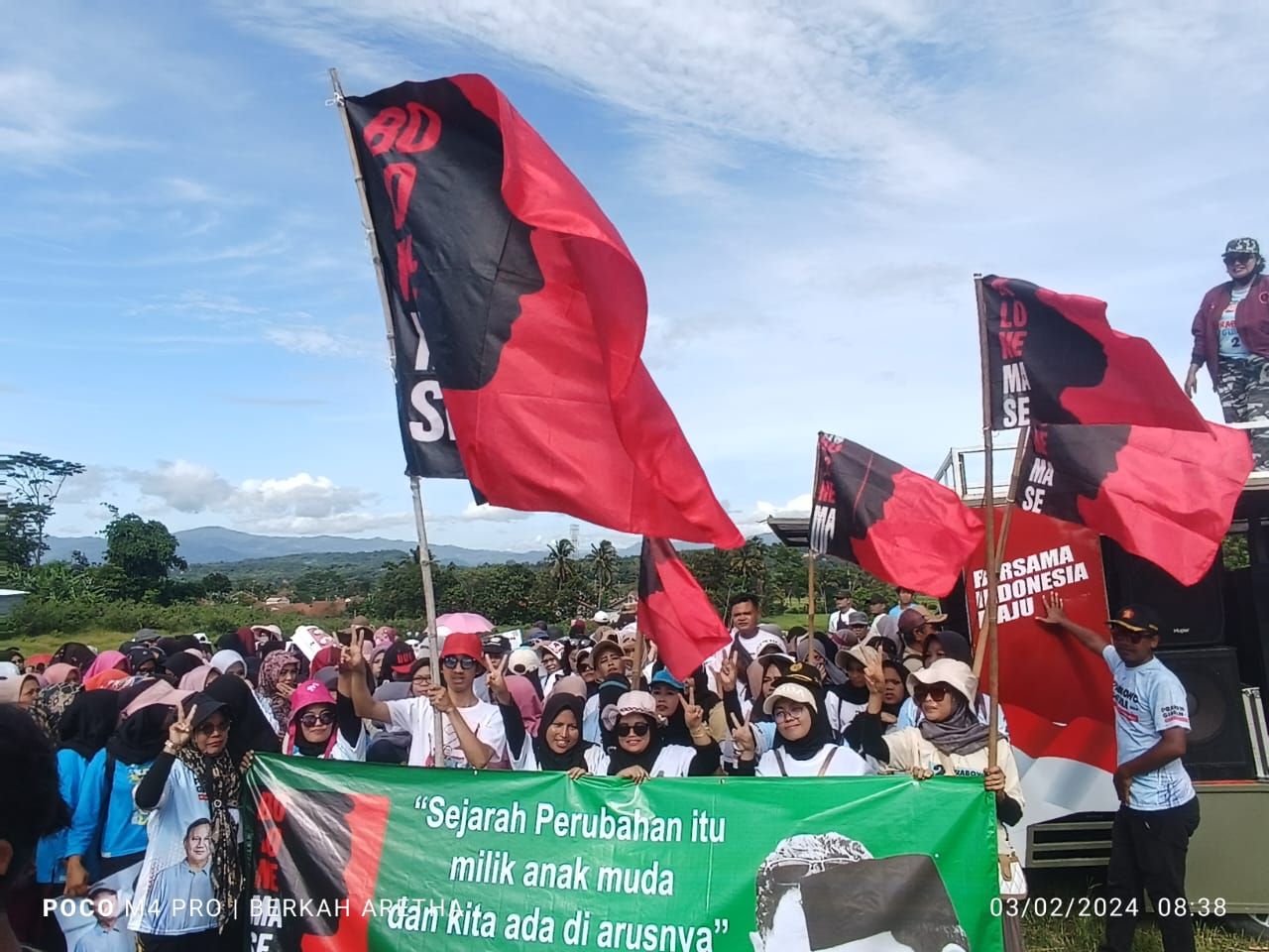 15.000 relawan bolonemase Prabowo-Gibran Kecamatan Cirampok, Brebes menggelar acara jalan sehat, Sabtu 3 Februari 2024.