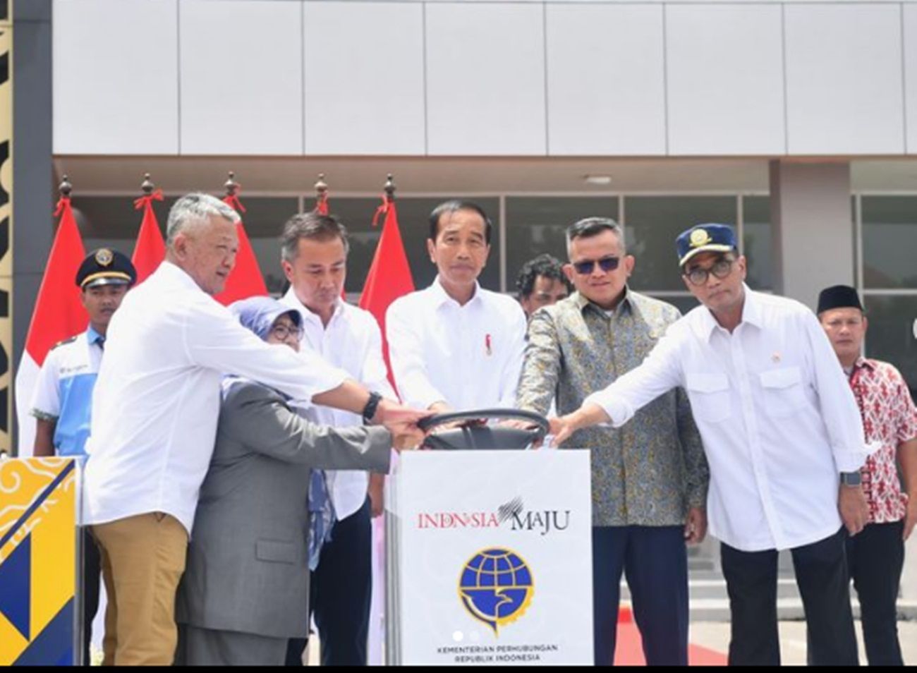  Presiden Jokowi meresmikan dua terminal Tipe A hasil revitalisasi di Jawa Barat yakni Terminal Leuwipanjang di Kota Bandung dan Terminal Banjar di Kota Banjar Sabtu 3 Februari 2024.