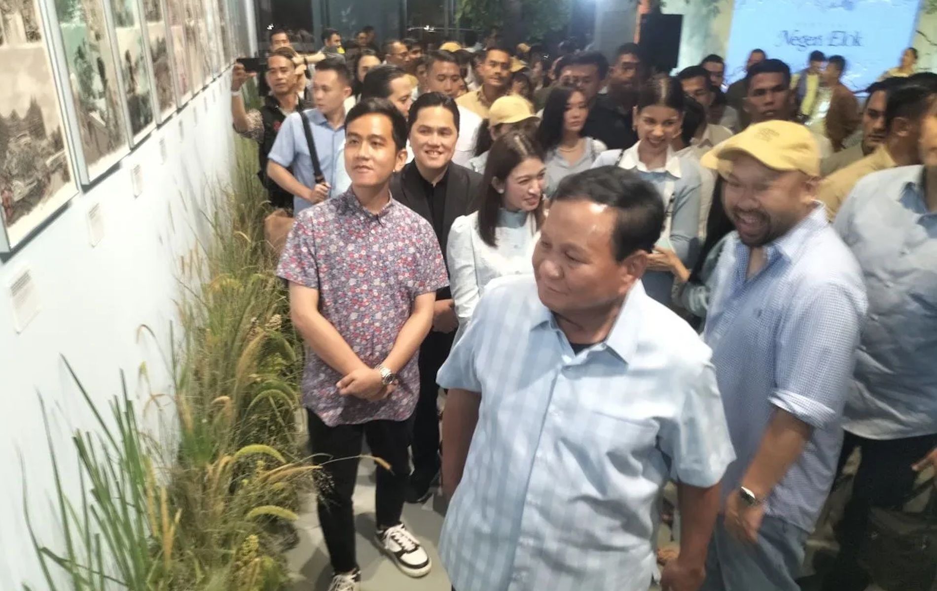 Calon Presiden Prabowo Subianto dan Calon Wakil Presiden Gibran Rakabuming Raka saat melihat lukisan di The Brickhall Fatmawati Jakarta Selatan, Sabtu (3/2/2024).
