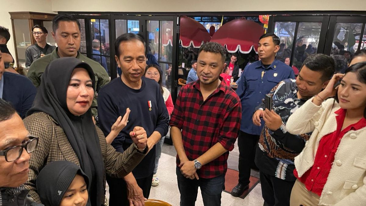 Jokowi malam mingguan di Braga bersama mantan Ketua Umum PSI, Giring Ganesha dan istri Kaesang Pangarep, Erina Gudono.
