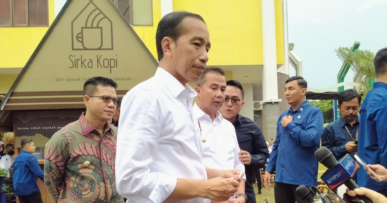 Presiden Jokowi temui awak media usai silaturahmi dengan ribuan nasabah Program Mekaar Kabupaten Bandung di Bale Rame Sabilulungan, Soreang, Sabtu 3 Februari 2024./ Feby Syarifah - GalamediaNews