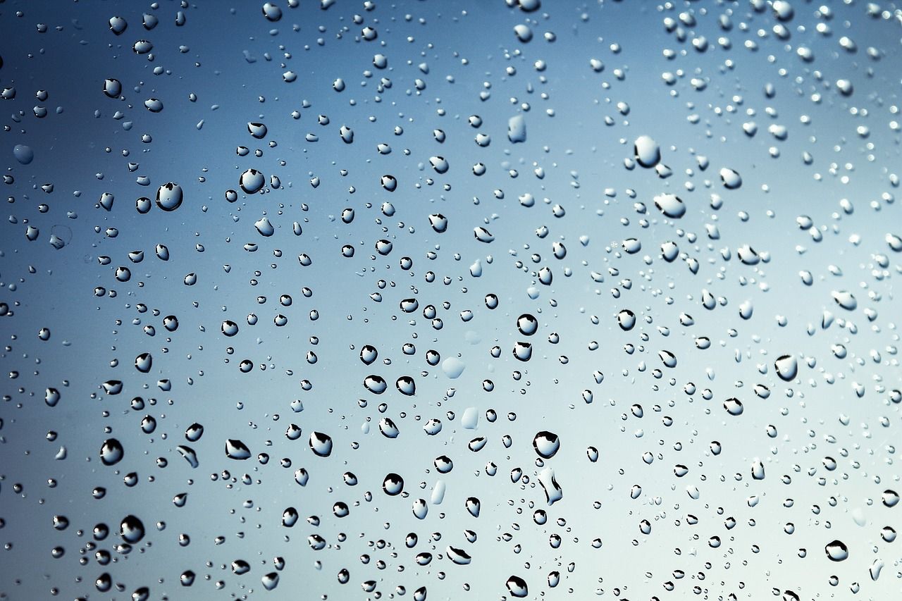 Ilustrasi hujan di atas jendela