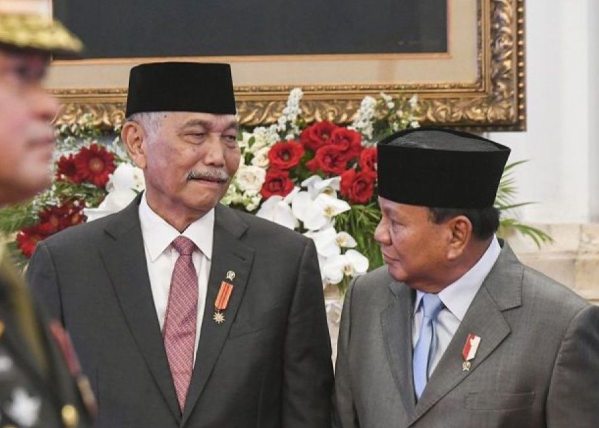 Menko Marves Luhut Binsar Pandjaitan (tengah) berbincang dengan Menteri Pertahanan Prabowo Subianto (kanan) saat menghadiri pelantikan Jenderal TNI Maruli Simanjuntak sebagai KSAD di Istana Negara, Jakarta pada Rabu, 29 November 2023.