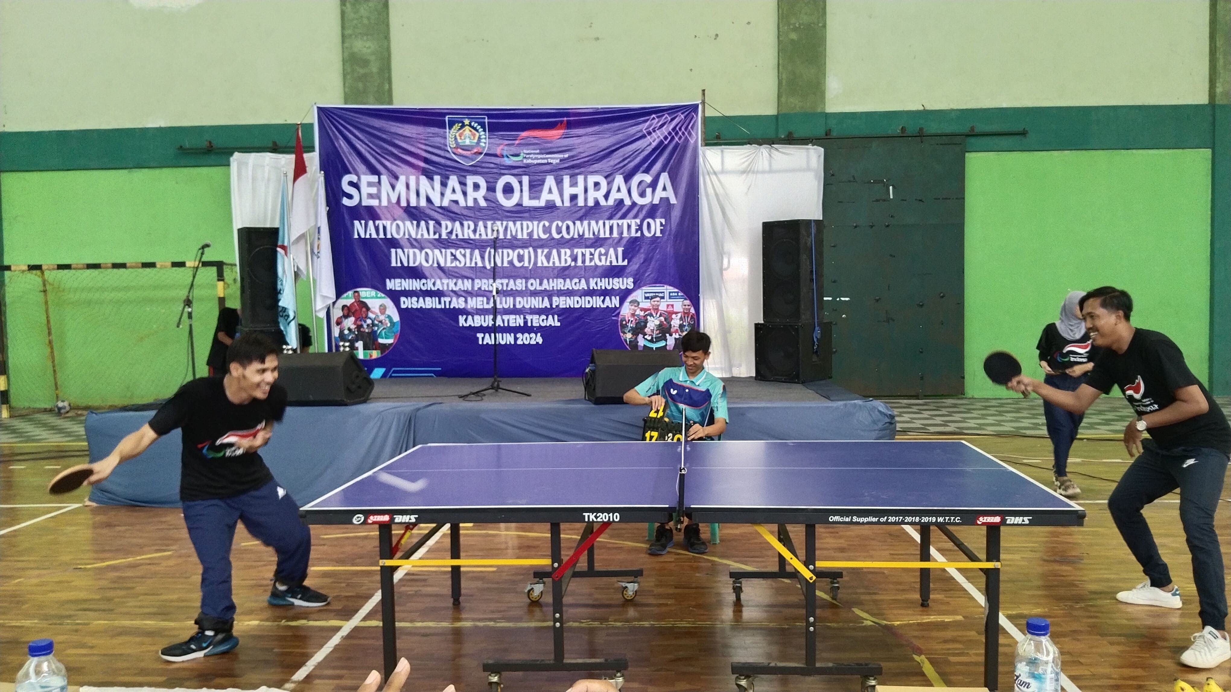 Pertandingan eksebisi antara Banyu Tri Mulyo dan Moh Nur Azmi berlangsung di Gor Indoor Trisanja Slawi, Kabupaten Tegal, Sabtu, 3 Februari 2024.