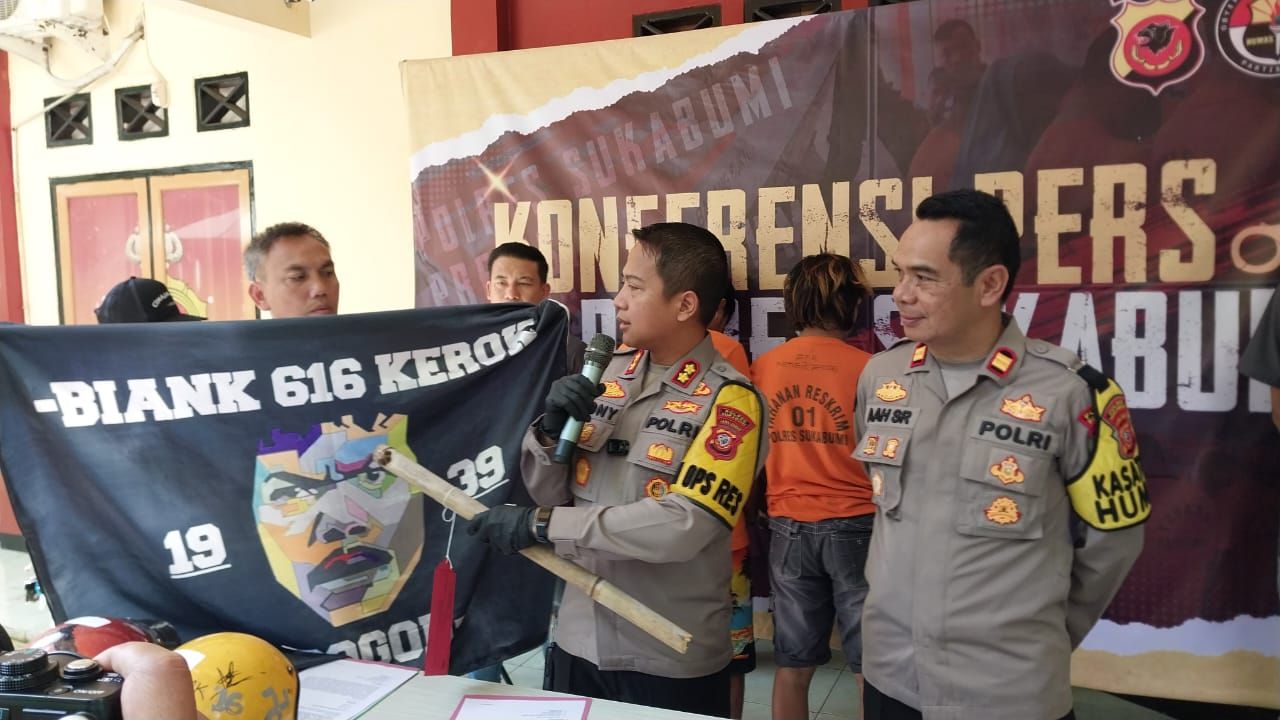 Konferensi pers Polres Sukabumi terkait penangkapan belasan pemuda yang meresahkan masyarakat Palabuhanratu dengan berkonvoi sambil mengacungkan senjata tajam pada Kamis 1 Februari 2024.