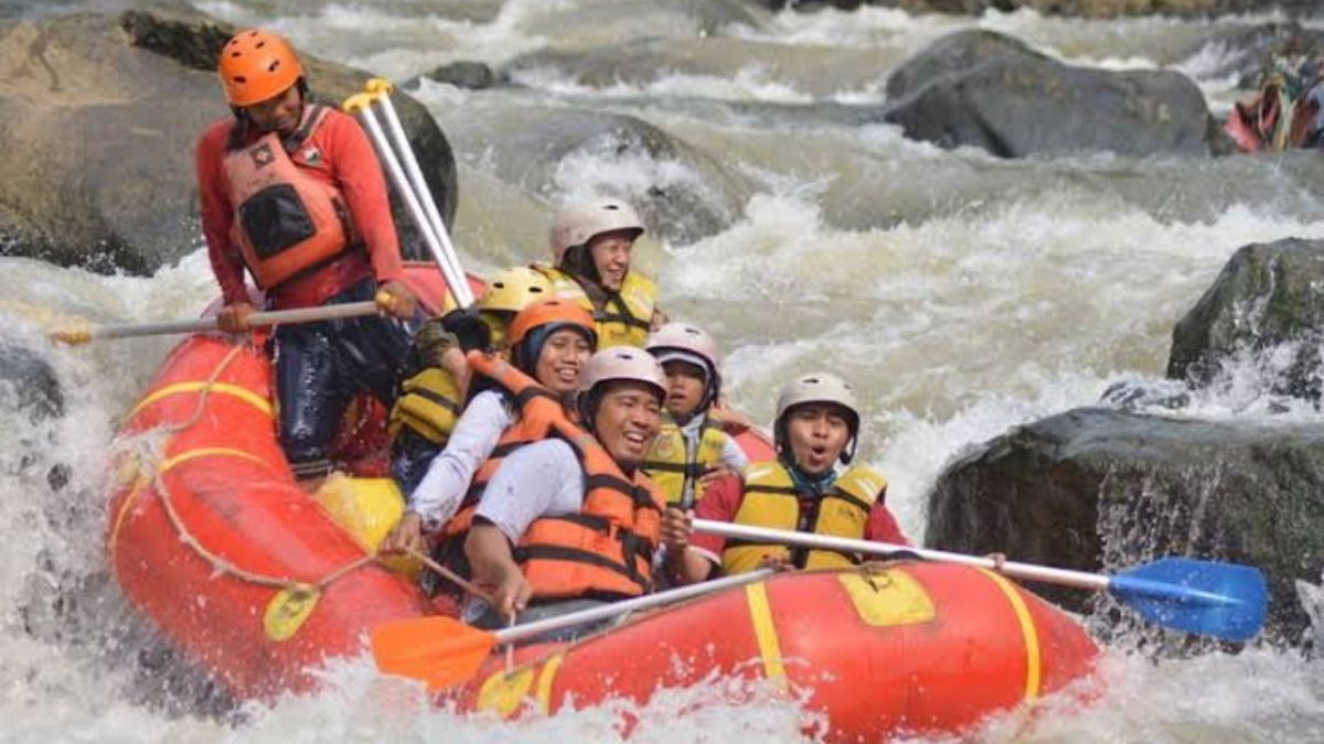 Alamanda Rafting, salah satu pilihan jasa pemandu wisata rafting terbaik di bantaran Sungai Cisadane.