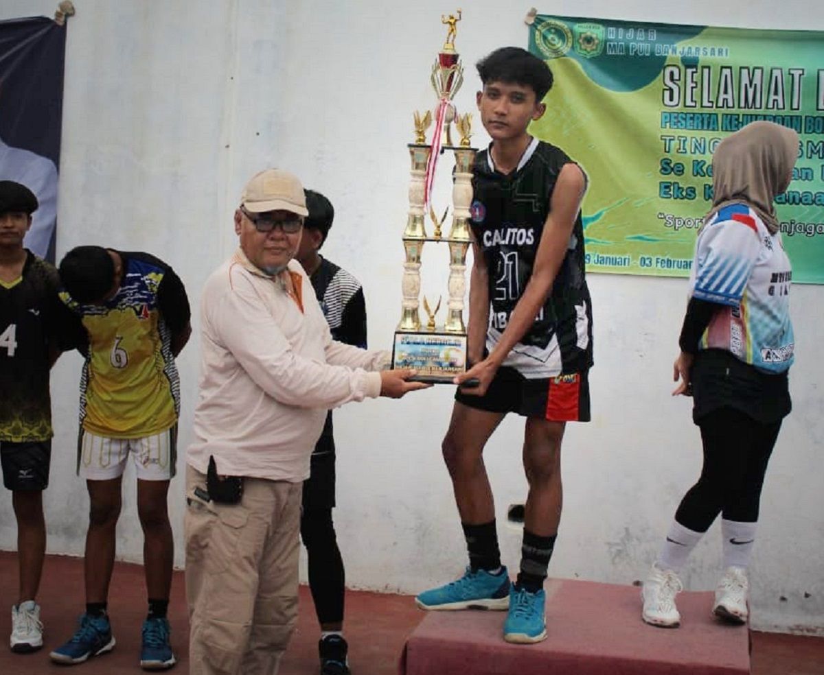 Sekmat Banjarsari Ciamis Andi Sugandi menyerahkan piala kepada juara Kejuaraan Bola Voli Camat Cup Tingkat SLTP 2024.*/kabar-priangan.com/Dok. MA PUI Banjarsari