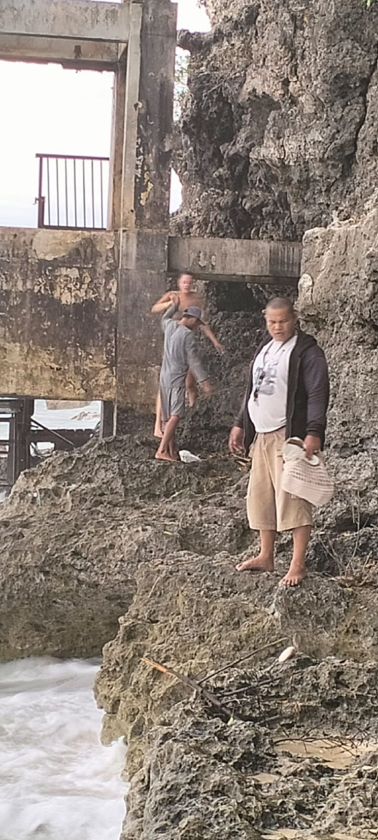 Sejumah wisatawan berhasil dibantu naik dari pantai usai terjebak ombak pasang di Pantai Impossible Pecatu Minggu 4 Februari 2024.