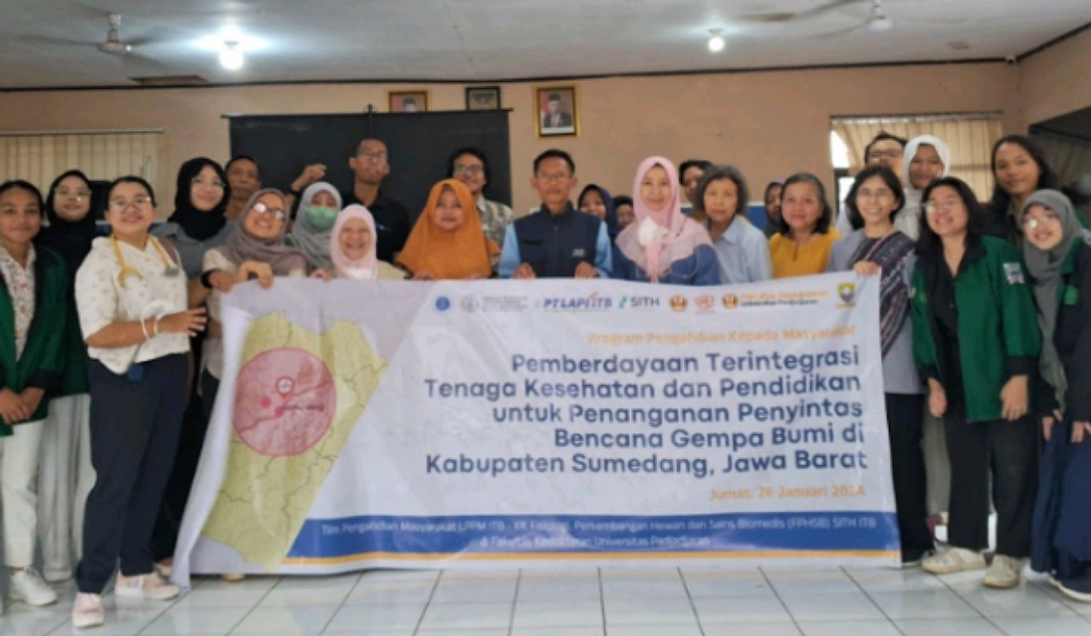 Tim Bio-Medis ITB berkolaborasi dengan UNPAD memberi bantuan bagi penyintas bencana alam di Kabupaten Sumedang, Jawa Barat 