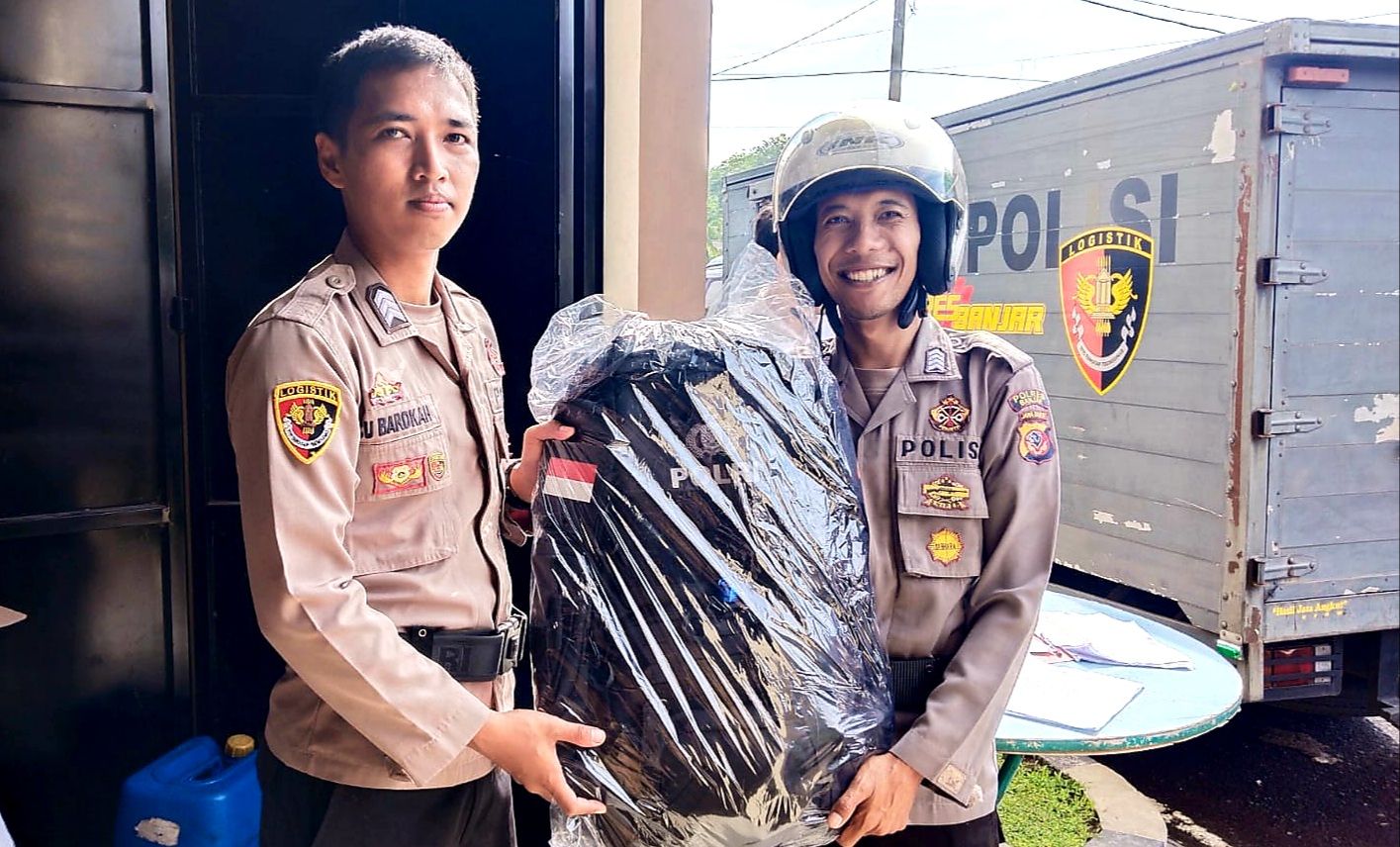 Personel Pengamanan TPS dan OMB Pemilu 2024 sumringah saat pembagian tas ransel di ruang Bagian Logistik Mapolres Banjar, Senin (5/2/2024).