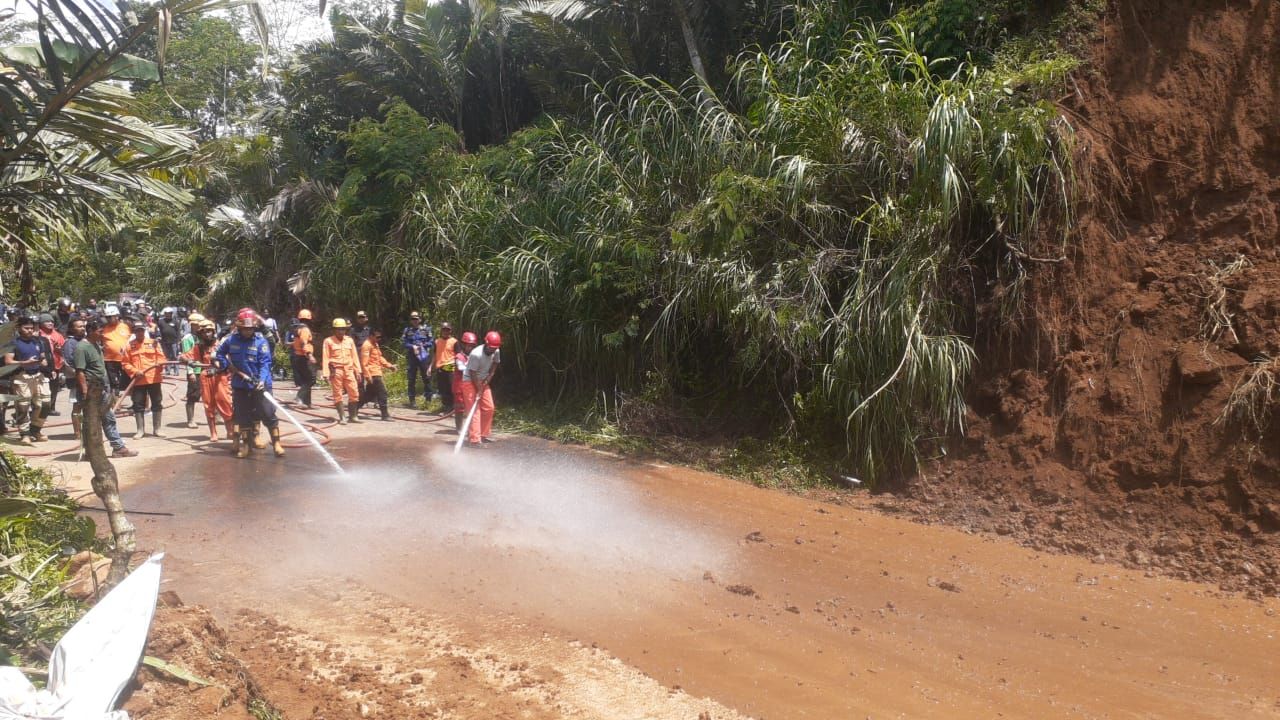 Pembersihan lumpur dari lokasi Longsor Tanggapan dibantu oleh Damkar