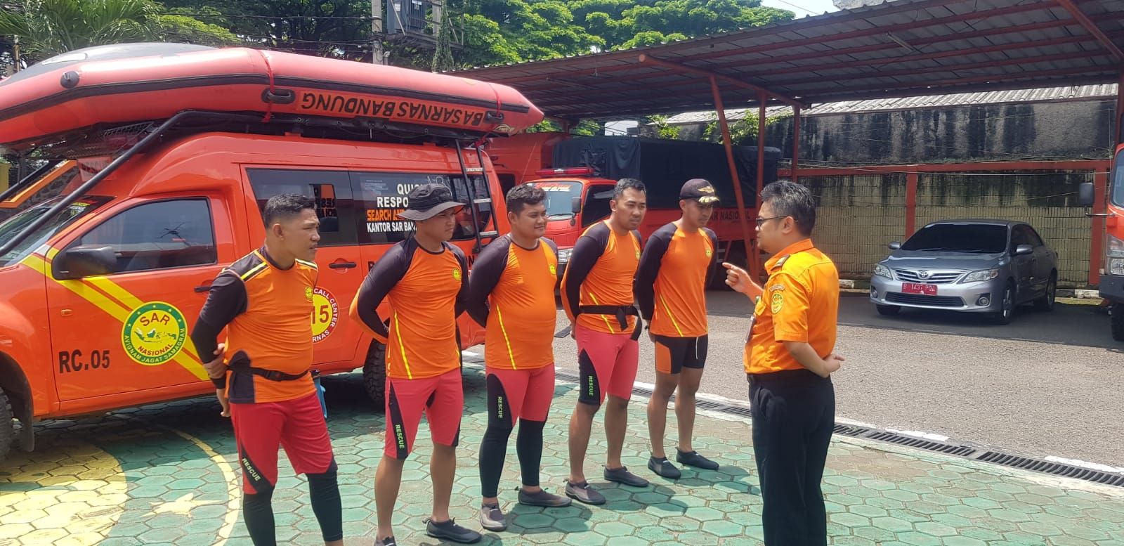 Basarnas Bandung mengirimkan tim untuk melakukan pencarian warga pencari ikan yang dilaporkan tenggelam di kawasan Waduk PLTA Saguling di Desa Sarinagen, Kecamatan Cipongkor, Kabupaten Bandung Barat, Senin 5 Februari 2024. 